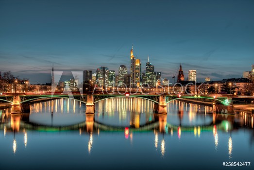 Image de Die Skyline von Frankfurt am Main am Abend